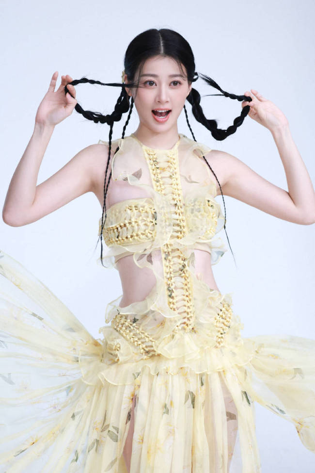 赵昭仪穿镂空装秀曼妙身姿 扎双麻花辫显少女活力