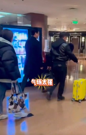 偶遇靳东以为是公司领导 气质这块拿捏的很到位！